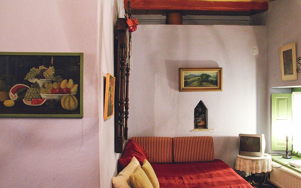 Έφιποι Πινακάτες Πηλίου Παραδοσιακοί Ξενώνες Κόκκινο Δωμάτιο Διαμέρισμα
